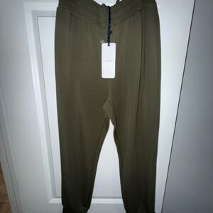 Varley Charter Sweat 2.0 in Olive